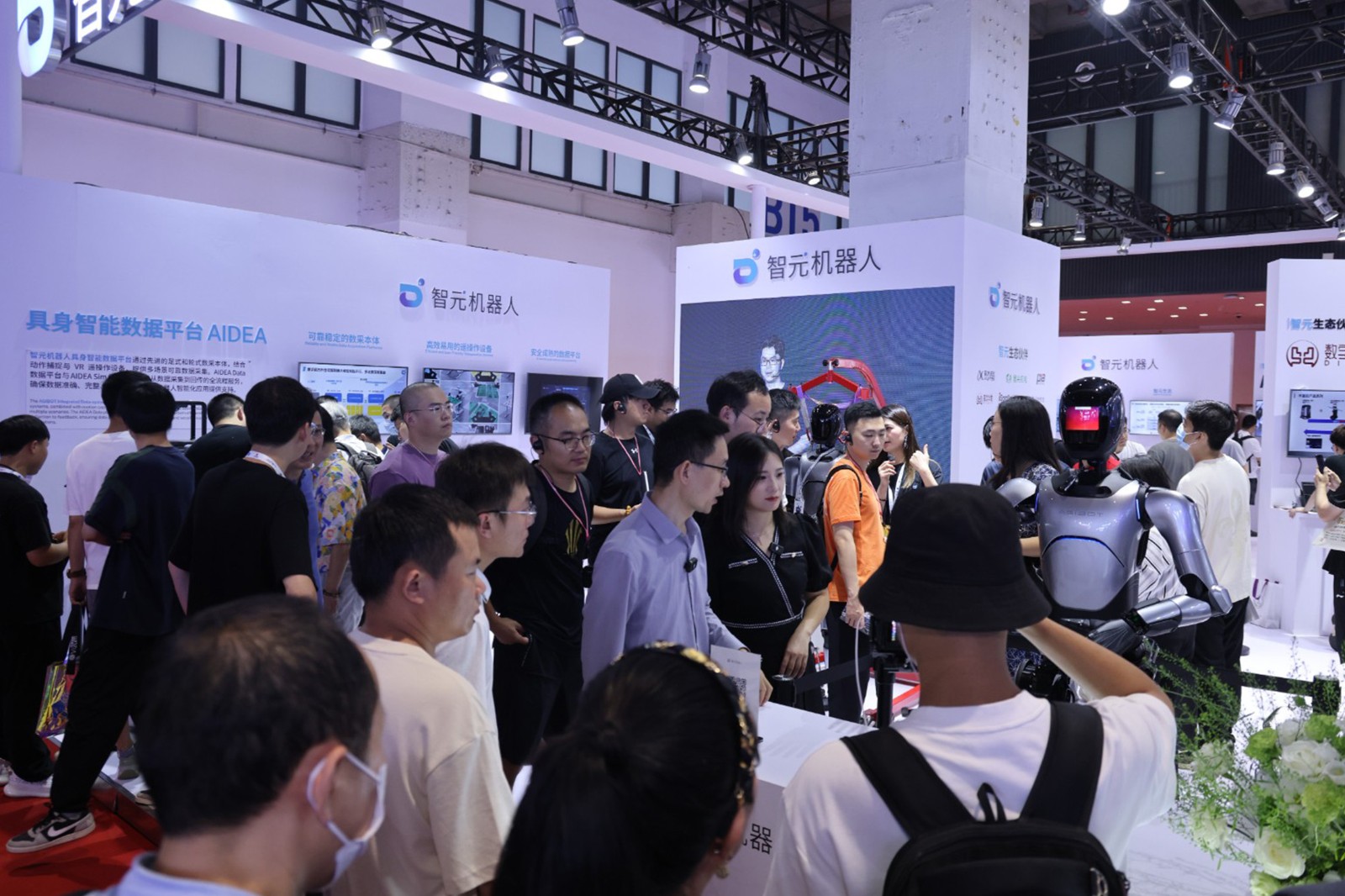 银河集团机器人亮相世界机器人大会WRC